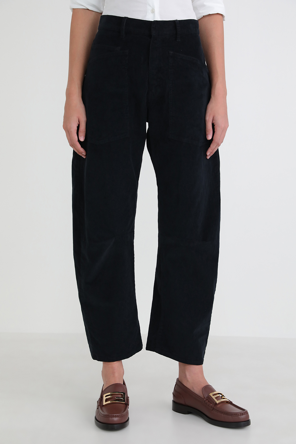 תמונת כל הלוק של נעלי מוקסינים